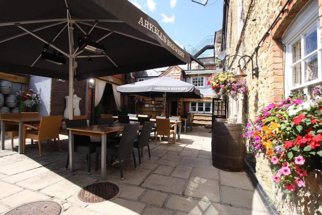 The Saracens Head Hotel Highworth Exterior foto