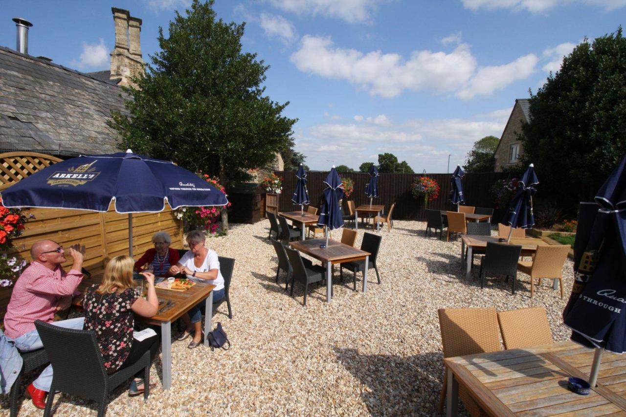 The Saracens Head Hotel Highworth Exterior foto