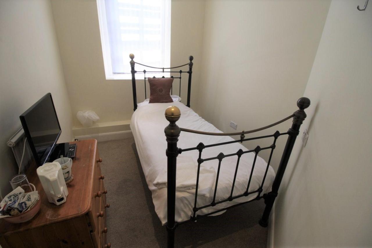 The Saracens Head Hotel Highworth Habitación foto