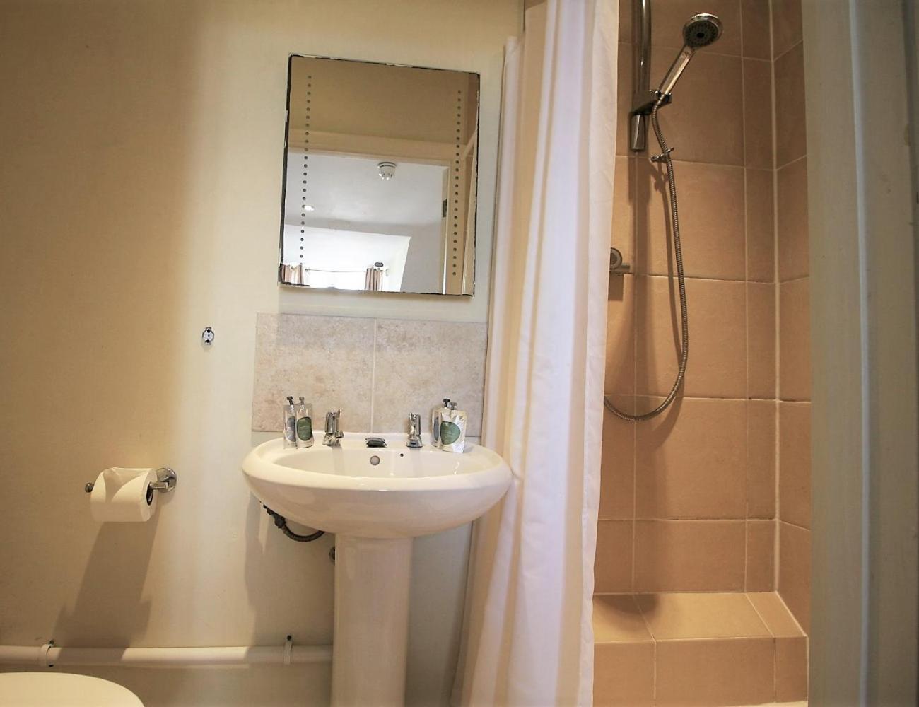 The Saracens Head Hotel Highworth Habitación foto