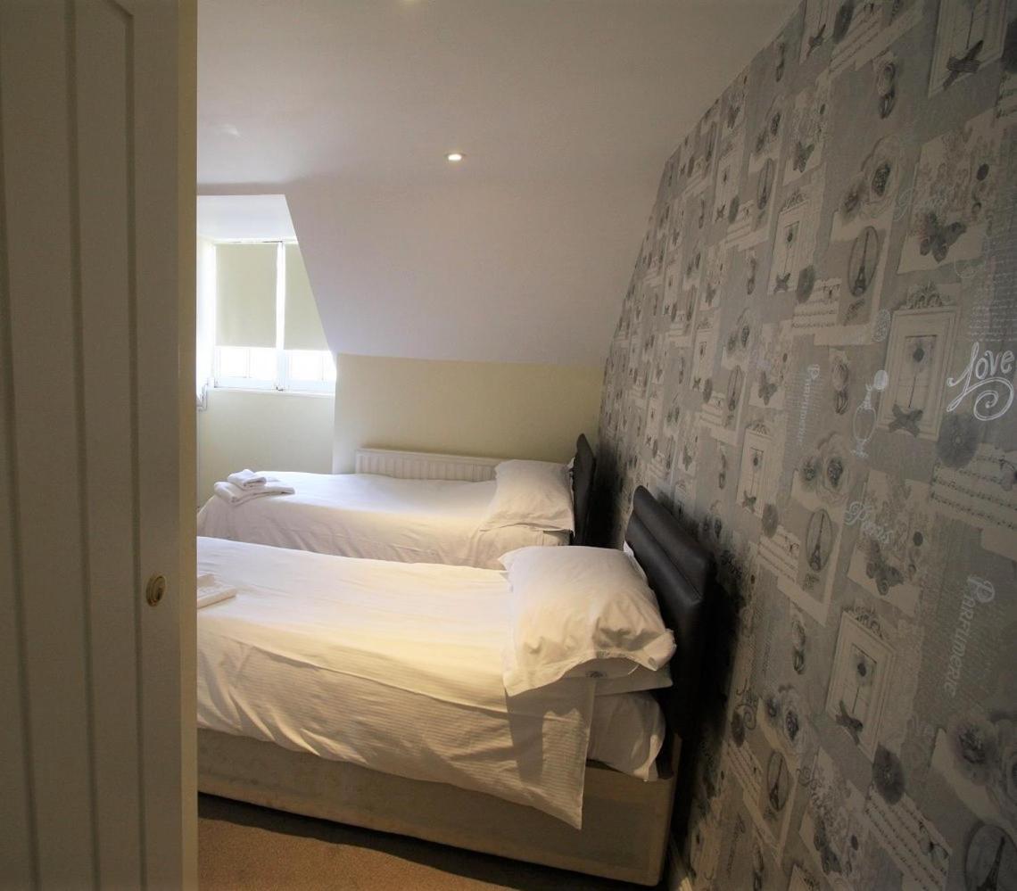 The Saracens Head Hotel Highworth Habitación foto