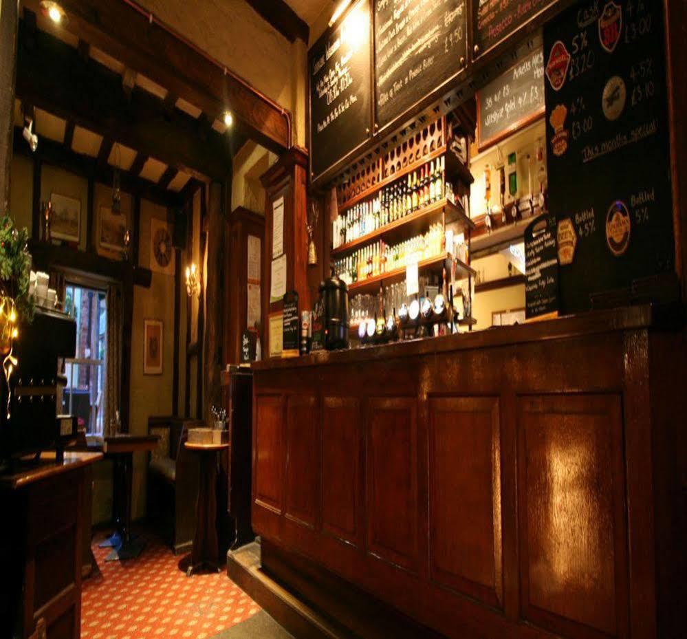 The Saracens Head Hotel Highworth Exterior foto